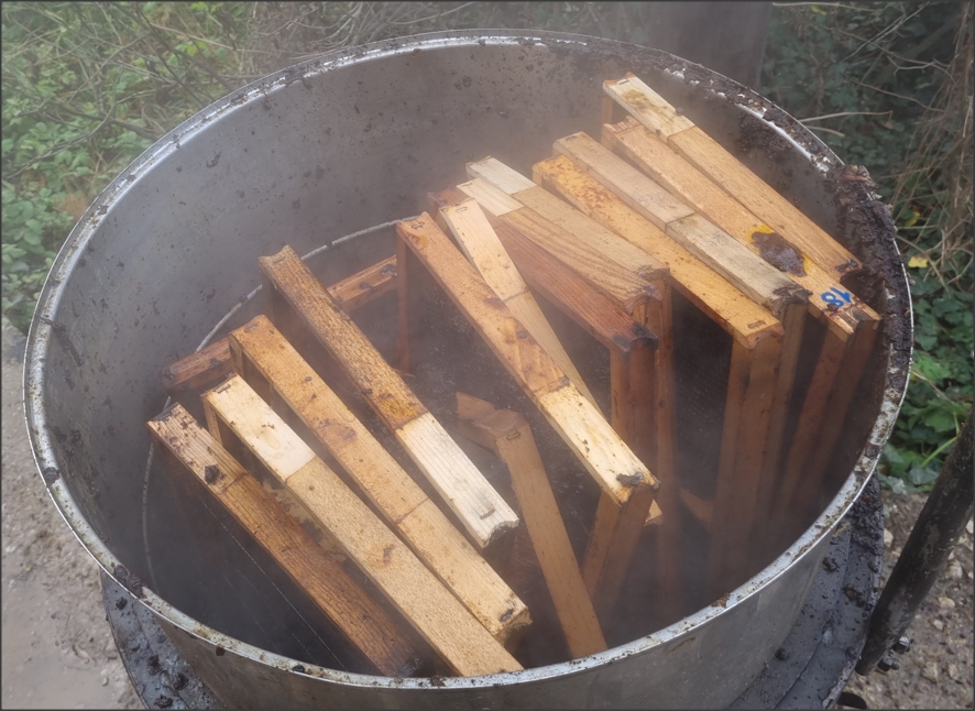 Απολύμανση εύφλεκτου μελισσοκομικού εξοπλισμού (π.χ. ξύλινες κυψέλες ή κυψελίδια, πλαίσια, αποστείρωση κεριών κ.λπ.)