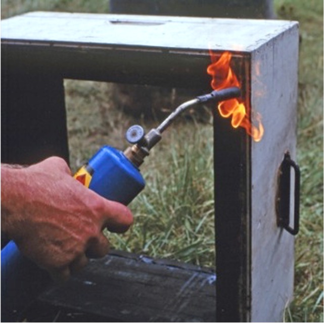 Smittrening av brännbar biodlingsutrustning (t.ex. träkupor, ramar, utbyggde vax mm.)